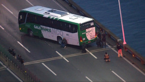 Βραζιλία: Ομηρία σε εξέλιξη - Μασκοφόρος απειλεί να πυρπολήσει λεωφορείο (pics+vid)