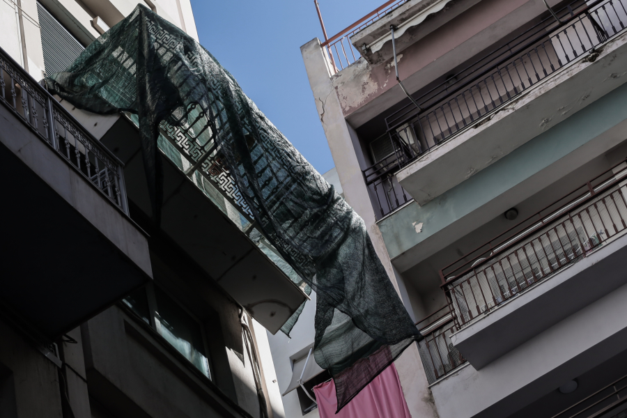 Κρήτη: «Κατέρρευσε» μπαλκόνι σε κεντρικό δρόμο της πόλης