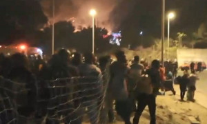 Φωτιά στο κέντρο υποδοχής μεταναστών στη Σάμο (video)