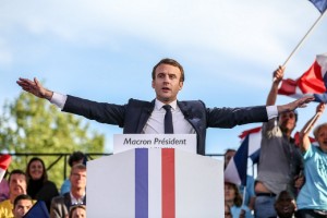 Άνοιξαν οι κάλπες στην Γαλλία - Οι δημοσκοπήσεις «δείχνουν» Μακρόν