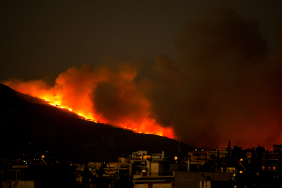 Φωτιά σε Πεντέλη – Ντράφι: Ενισχύονται οι δυνάμεις σε όλα τα μέτωπα, 420 πυροσβέστες στη μάχη