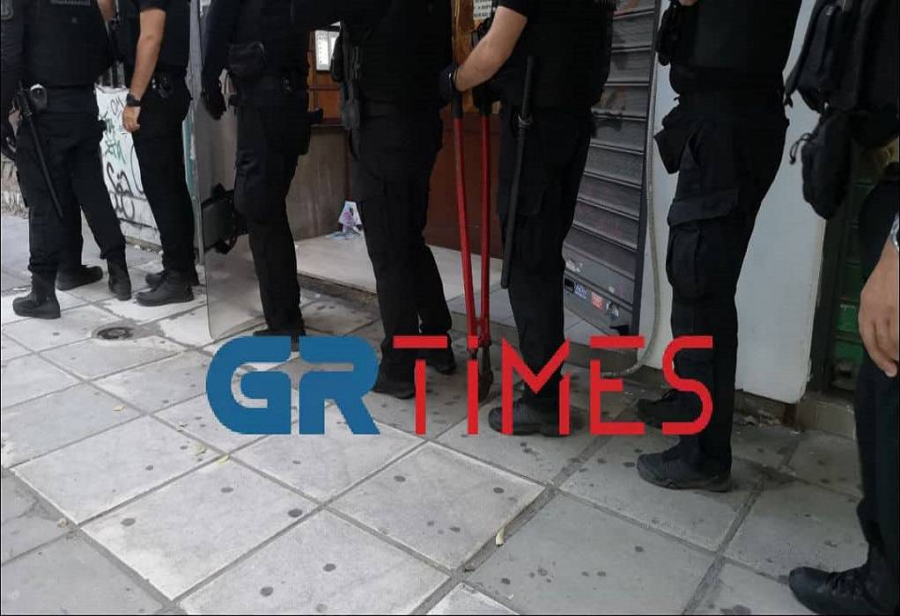 Θεσσαλονίκη: Αστυνομική επιχείρηση για την εκκένωση κατάληψης στην Εγνατία (βίντεο)