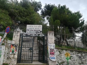 Φιλί της ζωής στο Δημοτικό Σχολείο Αθήνας με τη σφραγίδα του Πικιώνη