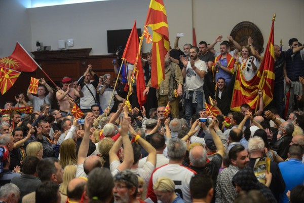ΠΓΔΜ: Ψηφίστηκε επεισοδιακά η διεύρυνση της χρήσης της αλβανικής γλώσσας