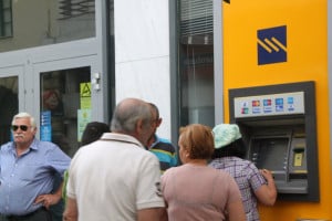 Προμήθειες στις τράπεζες: H Τράπεζα Πειραιώς επεκτείνει την κατάργηση της χρέωσης για ανάληψη από ΑΤΜ άλλης τράπεζας