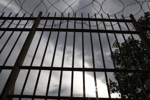 Αιμάτηρο επεισόδιο στις φυλακές Κασσάνδρας: Κρατούμενος τραυμάτισε δύο σωφρονιστικούς υπαλλήλους- Με ξυράφι και τσάπα