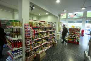 Οι καταναλωτές εγκαταλείπουν την ποιότητα και στρέφονται στα φθηνά τρόφιμα 