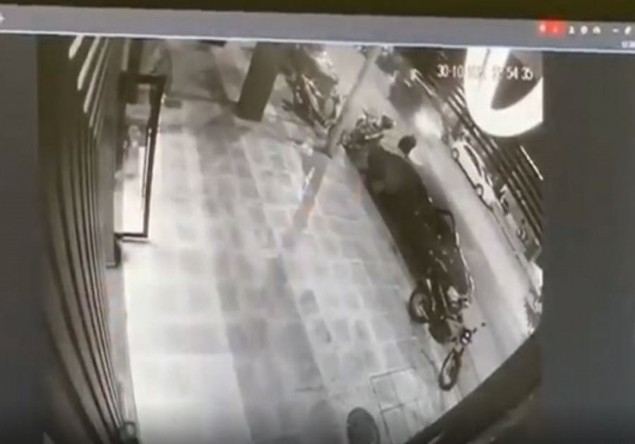 Κόβει την ανάσα το βίντεο από το θάνατο του ντελιβερά: Τρέχει με ιλιγγιώδη ταχύτητα πριν τον χτυπήσει