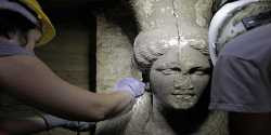 Αμφίπολη: Αποκαλύφθηκαν δύο εξαιρετικής τέχνης καρυάτιδες