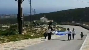 Παρέλαση στη Γαύδο: Μόλις τρεις μαθητές και μία ελληνική σημαία (vid)