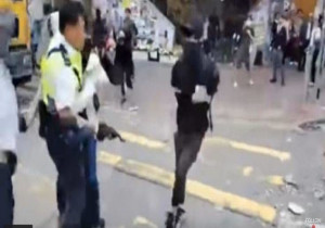 Σοκ στο Χονγκ Κονγκ: Αστυνομικός πυροβολεί εν ψυχρώ διαδηλωτή (vid)