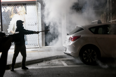Ένταση στη Νίκαια - Ανταλλαγή «πυρομαχικών» μεταξύ αστυνομίας και ομάδας αγνώστων