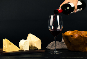 Κι όμως, καταρρίπτεται ο μύθος για το κόκκινο κρασί: Ένα ή δύο «ποτηράκια» δεν κάνουν καλό στην υγεία μας
