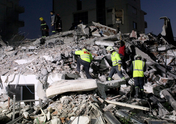 Σεισμός στην Αλβανία: Θρήνος για τους δεκάδες νεκρούς - Μάχη με το χρόνο για απεγκλωβισμούς στα ερείπια (pics&amp;vids)