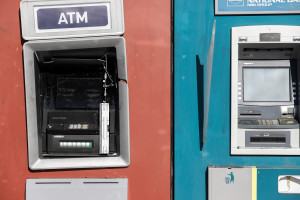 Ανατίναξαν ATM στο Σχηματάρι, αλλά δε κατάφεραν να πάρουν λεφτά