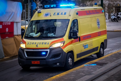 Θεσσαλονίκη: Καθαρίστρια έπεσε στο κενό εν ώρα εργασίας, προσγειώθηκε σε αμάξι
