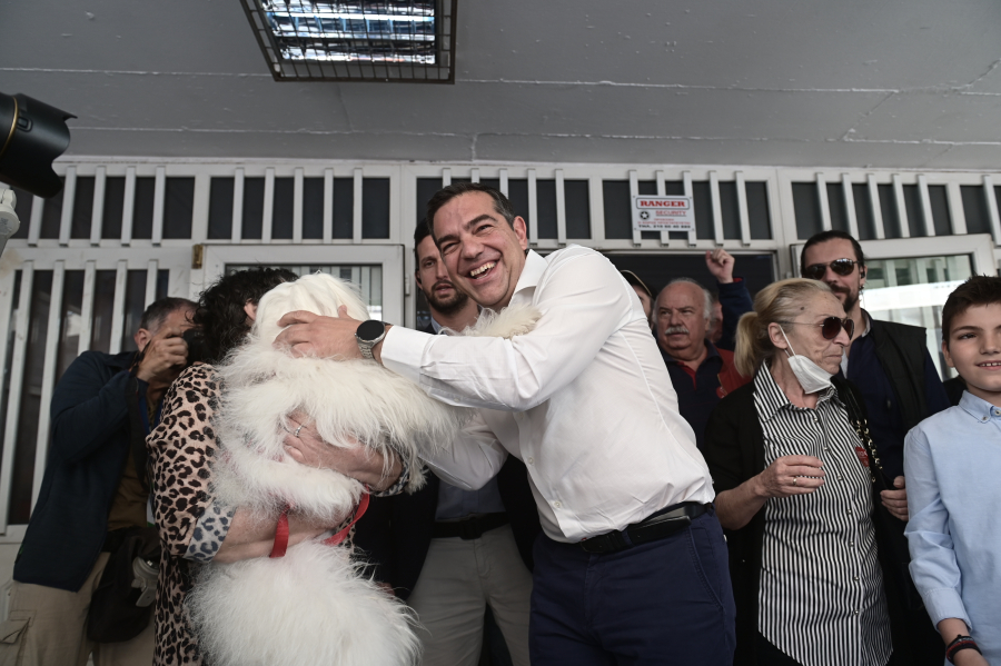 «Τι έγινε μπρο, πάμε κάλπη σήμερα», ο Αλέξης Τσίπρας καλεί τον...μπρο να ψηφίσει για τις εκλογές 2023 (βίντεο)