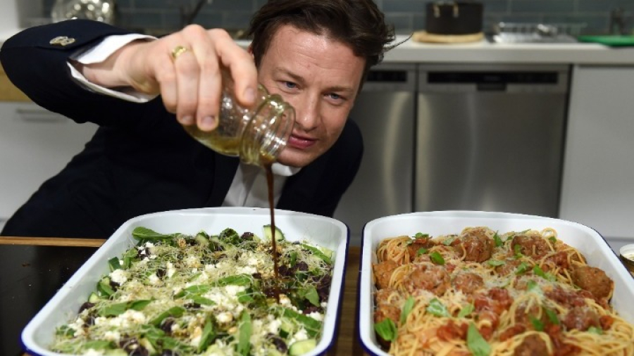 Έρχεται στην Ελλάδα ο διάσημος σεφ Jamie Oliver, που θα τον...πετύχετε να τρώει