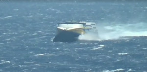 Βίντεο: Πλοίο παλεύει με τα κύματα στο στενό Τήνου - Μυκόνου!