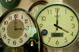 Αλλαγή ώρας 2021: Γυρίζουμε μία ώρα πίσω τα ρολόγια, γιατί δεν καταργείται
