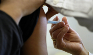 Εμβόλιο Pfizer vs Όμικρον: Τι προστασία παρέχει η τέταρτη δόση