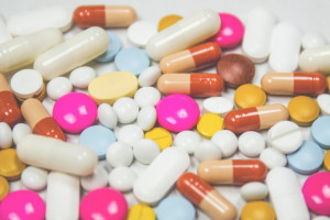 Κορονοϊός: 73 χώρες κινδυνεύουν να «ξεμείνουν» από φάρμακα κατά του HIV