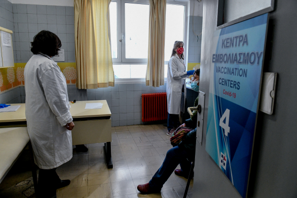 Κορονοϊός: Ανοίγει τη Δευτέρα η πλατφόρμα για την τέταρτη δόση του εμβολίου κατά του κορονοϊού για τους άνω των 30