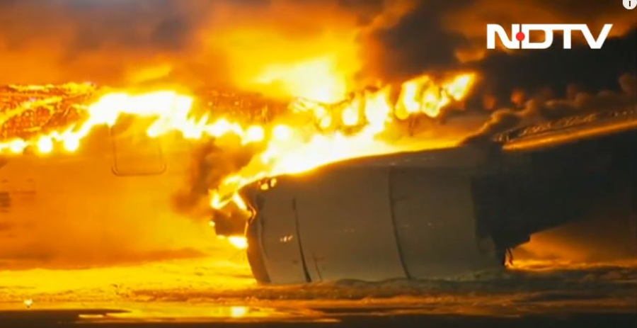 Η στιγμή που το αεροπλάνο της Japan Airlines τυλίγεται σε φλόγες