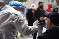 Κορονοϊός: «Τρέλα» από λοιμωξιολόγους, ο ένας «βλέπει» 20.000 κρούσματα και άλλος 5.000 (βίντεο)