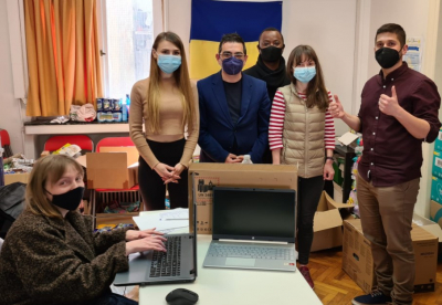 Ελληνικό Φόρουμ Προσφύγων: Το πρωθυπουργικό γραφείο έστειλε ηλεκτρονικό εξοπλισμό για την υποστήριξη των ουκρανικών κοινοτήτων