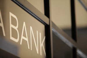 Τράπεζες: Άνοιξε η «ψαλίδα» στα επιτόκια καταθέσεων και δανείων