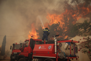 Βούλα: «Πολύ δύσκολη φωτιά με τρεις εστίες», η ενημέρωση της Πολιτικής Προστασίας