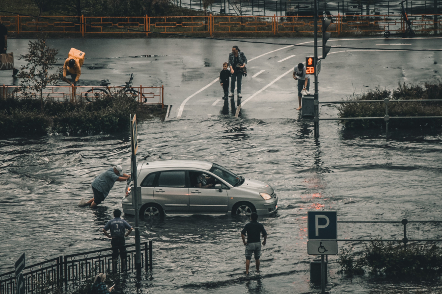 Παραλύει η Βρετανία από την καταιγίδα Χενκ, προειδοποιήσεις για πλημμύρες