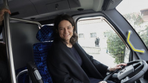 Η Νίκη Κεραμέως εγκαινίασε το νέο ηλεκτρικό λεωφορείο του Πανεπιστημίου Δυτικής Αττικής
