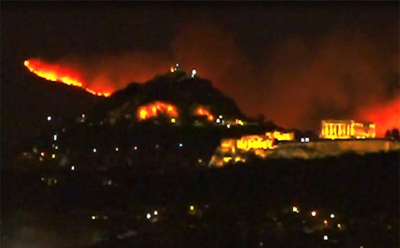 Ακρόπολη και Λυκαβηττός σε απόκοσμο φόντο, σοκάρει η εικόνα από τη φωτιά στην Πεντέλη (βίντεο)