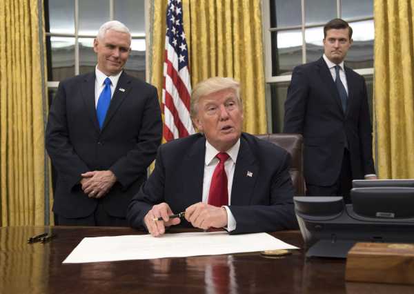 O Τραμπ υπέγραψε το πρώτο προεδρικό διάταγμα για κατάργηση του Obamacare