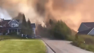 Κόλαση φωτιάς στον Καναδά: 18.000 άνθρωποι εγκατέλειψαν τα σπίτια τους -Σοκαριστικά βίντεο