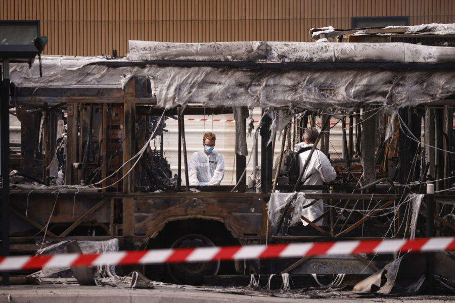 Γαλλία: Επίθεση με φλεγόμενο όχημα στο σπίτι δημάρχου, σύσκεψη Μακρόν για τα βίαια επεισόδια