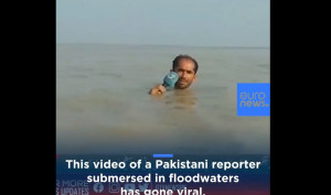 Το απόλυτο viral: Ρεπόρτερ στο Πακιστάν μεταδίδει live εν μέσω πλημμύρας! (vid)