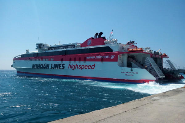 Μηχανική βλάβη στο Santorini Palace με 728 επιβάτες