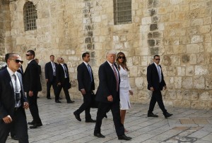 Πως η Μελάνια απέφυγε το χέρι του Τραμπ κατά την άφιξή τους στο Ισραήλ