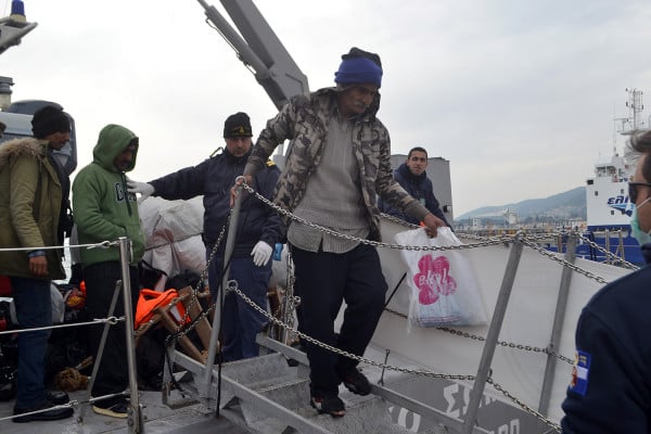 Στον Πειραιά δύο αρματαγωγά με 500 πρόσφυγες από τη Σάμο