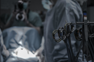 Απογευματινά χειρουργεία: Στη Δικαιοσύνη εναντίον προέδρων νοσοκομείων οι γιατροί