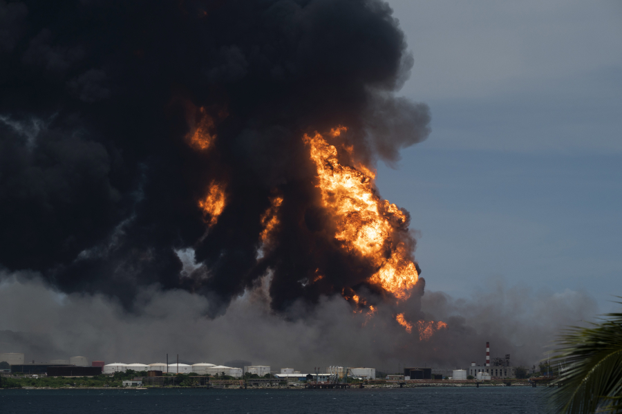 Εκτός ελέγχου μαίνεται η πυρκαγιά σε πετρελαϊκές εγκαταστάσεις στην Κούβα