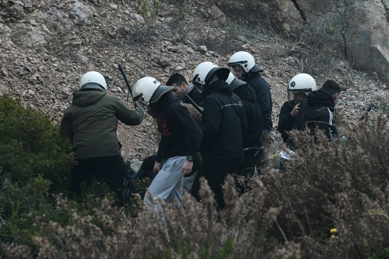 Άνδρες των ΜΑΤ με πολιτικά σε ρόλο μπαχαλάκηδων - Έσπασαν αυτοκίνητα πολιτών φεύγοντας από την Χίο