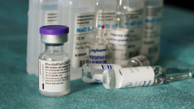 Μετά τη Moderna, έρχεται και εμβόλιο της Pfizer για την Omicron