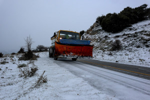 Κομμένη στα δύο η χώρα - Έκλεισε η Αθηνών - Λαμίας λόγω χιονόπτωσης