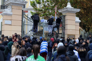 Απίστευτο! Συνέλαβαν μαθητές και γονείς στο Αγρίνιο για κατάληψη στο σχολείο τους