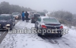 Εγκλωβισμένοι οδηγοί στο χιόνι δέχθηκαν επίθεση από ρομά
