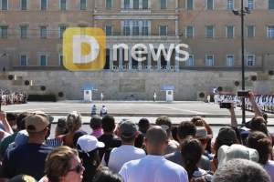 Τριήμερο 15Αύγουστου: Πλημμύρισε το Κέντρο της Αθήνας με τουρίστες (βίντεο - εικόνες)